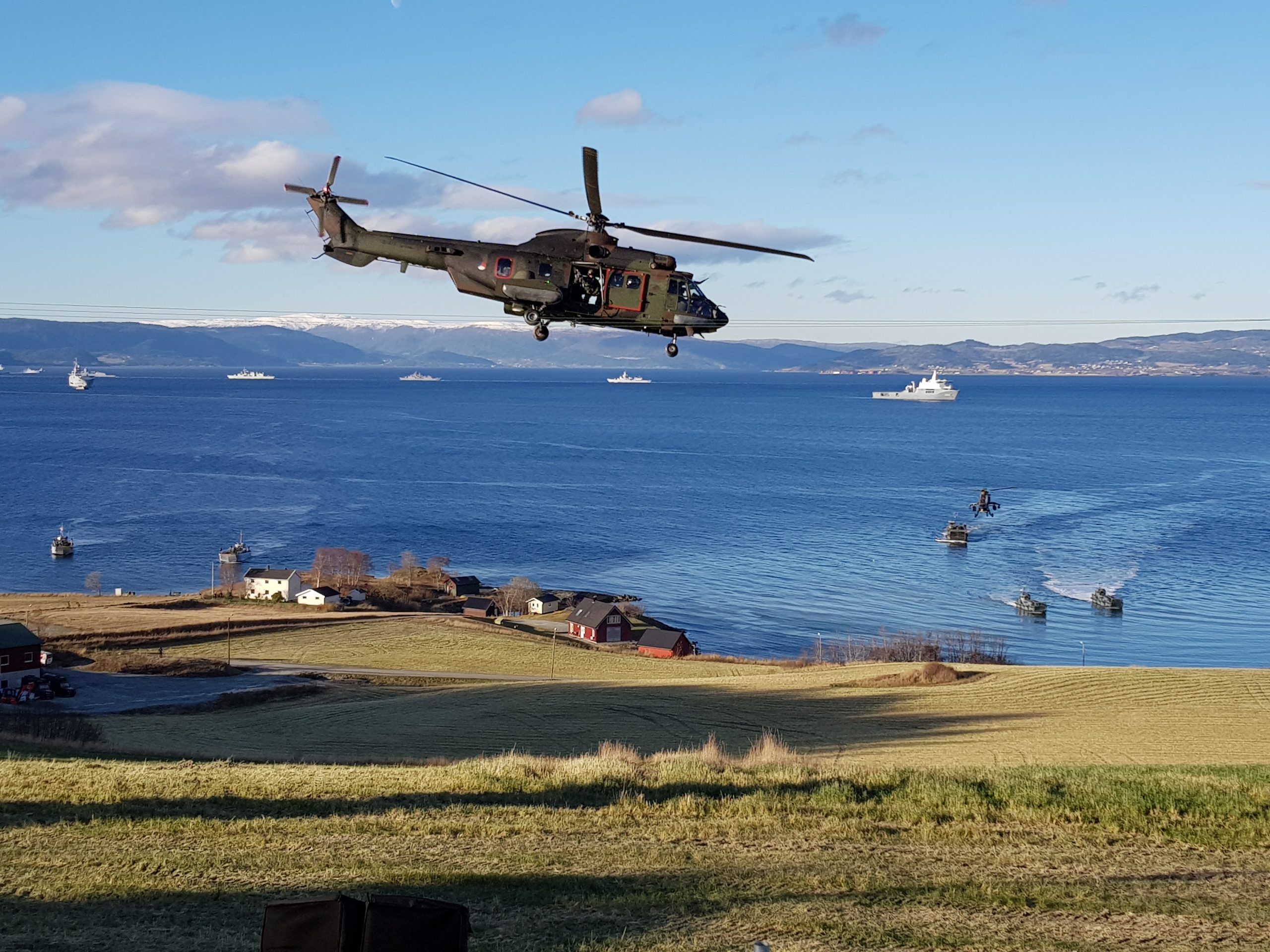 Etualalla helikopteri, taustalla laivoja Naton suuressa Trident Juncture harjoituksessa 2017