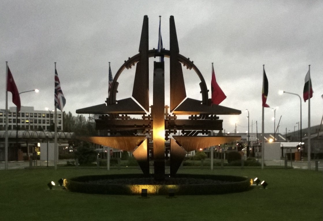 Nato:n päämajan patsas
